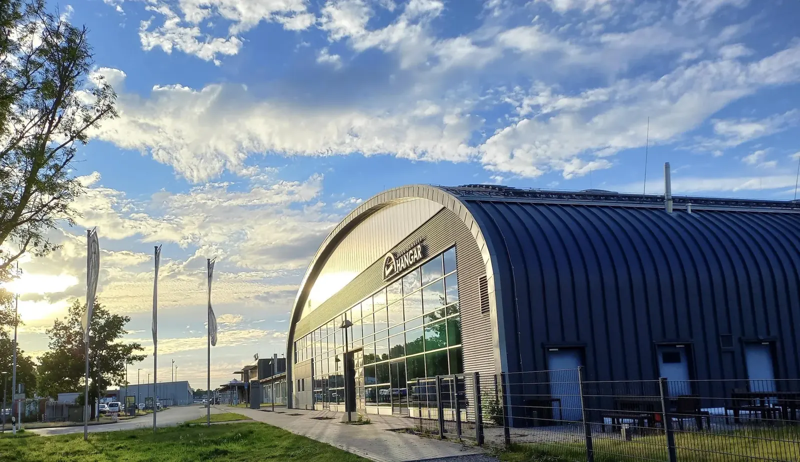 Hugo Junkers Hangar in Mönchengladbach im Abendlicht
