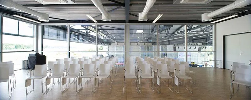 Heller Seminarraum im Hugo Junkers Hangar mit Blick ins Grüne