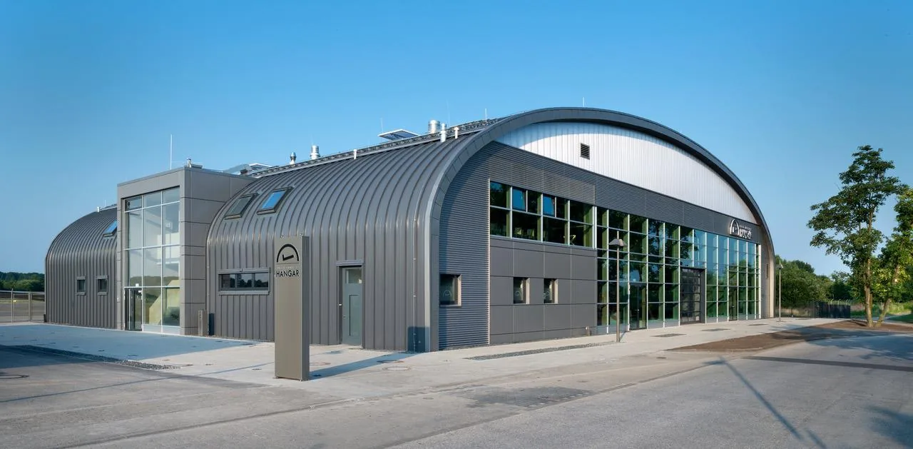 Außenansicht des Hugo Junkers Hangar bei Tag