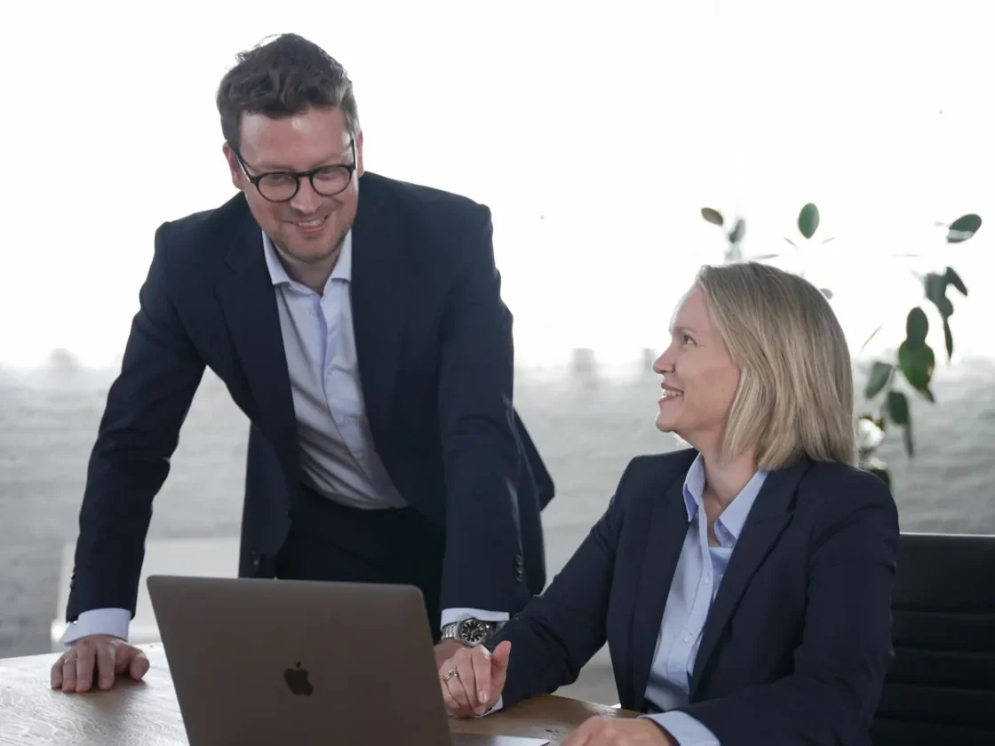 Adrian und Sarah Gevelhoff bei der gemeinsamen Arbeit am Laptop